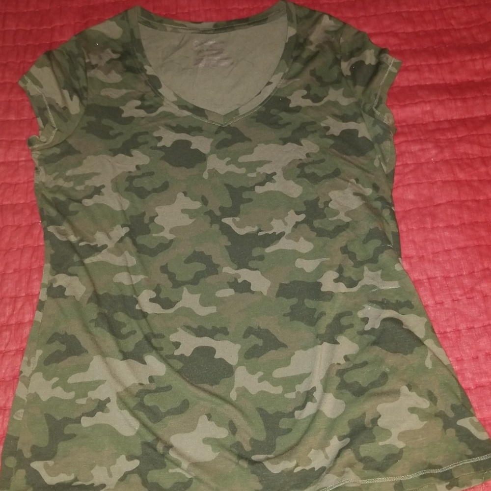 Size 15/17 Camo t shirt